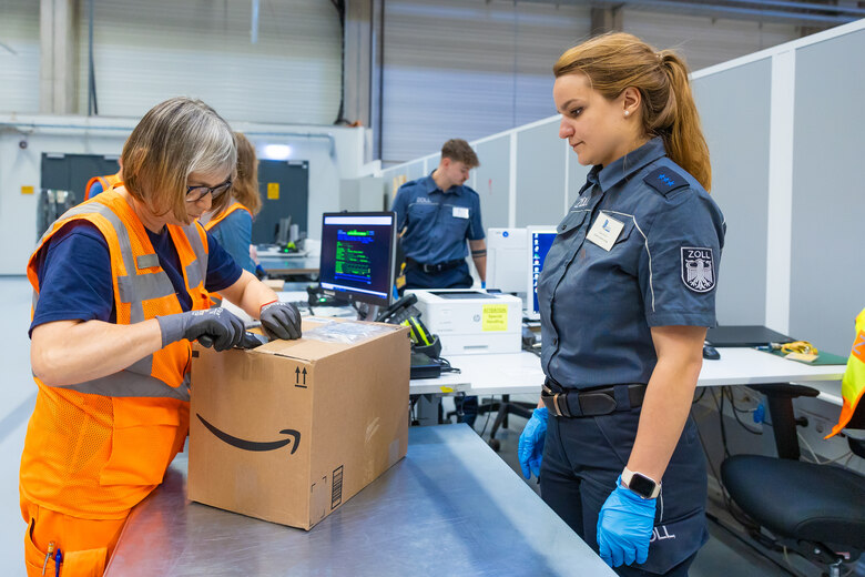 Öffnen eines Pakets beim Zoll