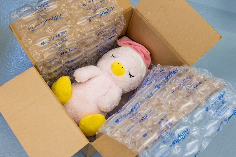 Kuscheltier in einem Paket.